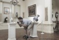 /album/fotogalerie-hloupy-napad/clumsy-museum-visitor-jpg/